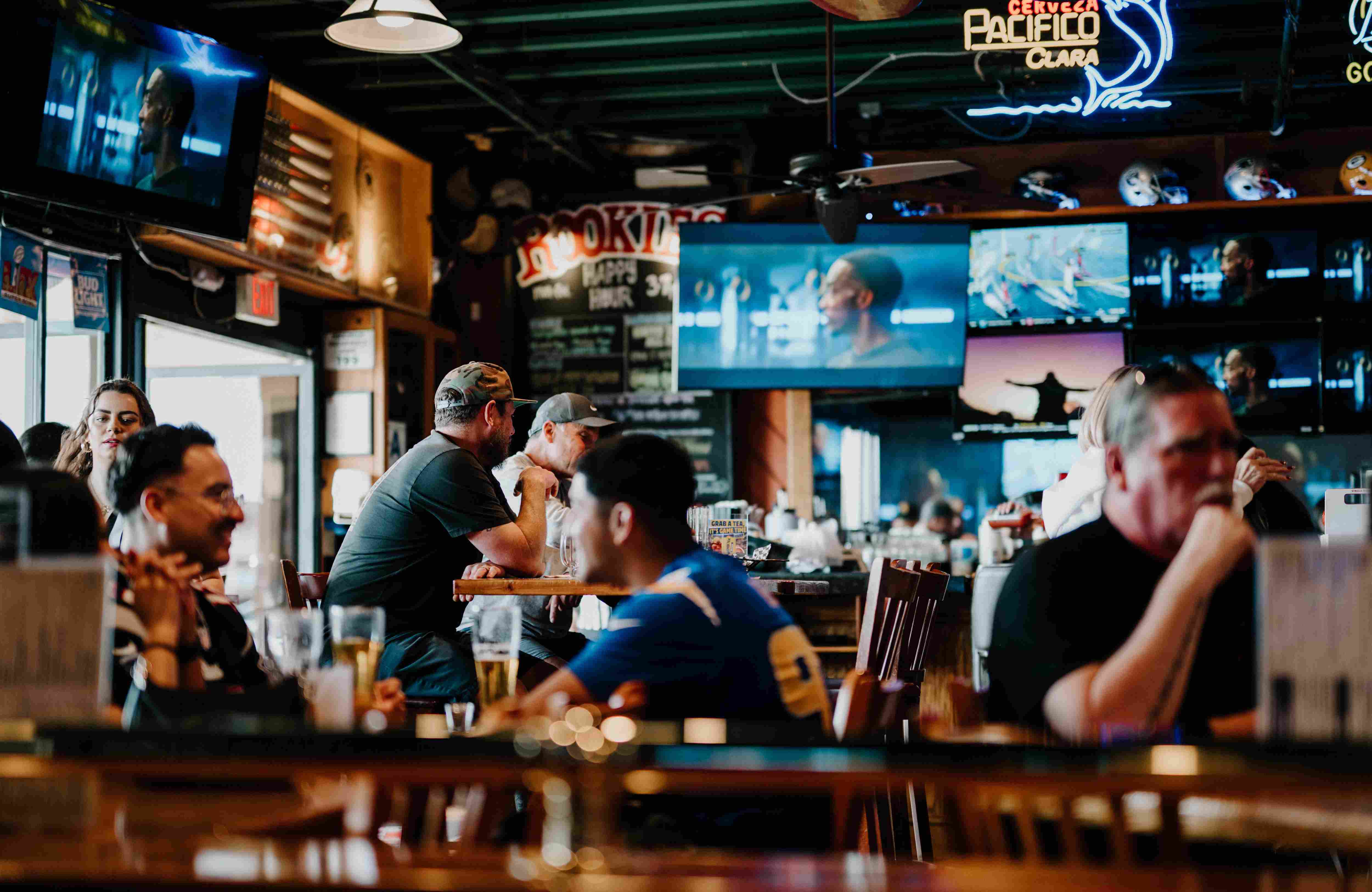 rookies-sports-bar-with-tv-screens-and-fans-at-bar